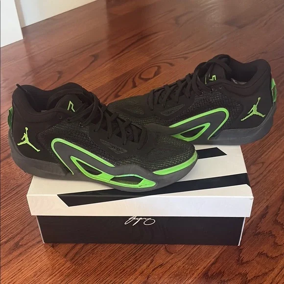Jordan Athletic Shoes Black and Green - Picture 5 of 6